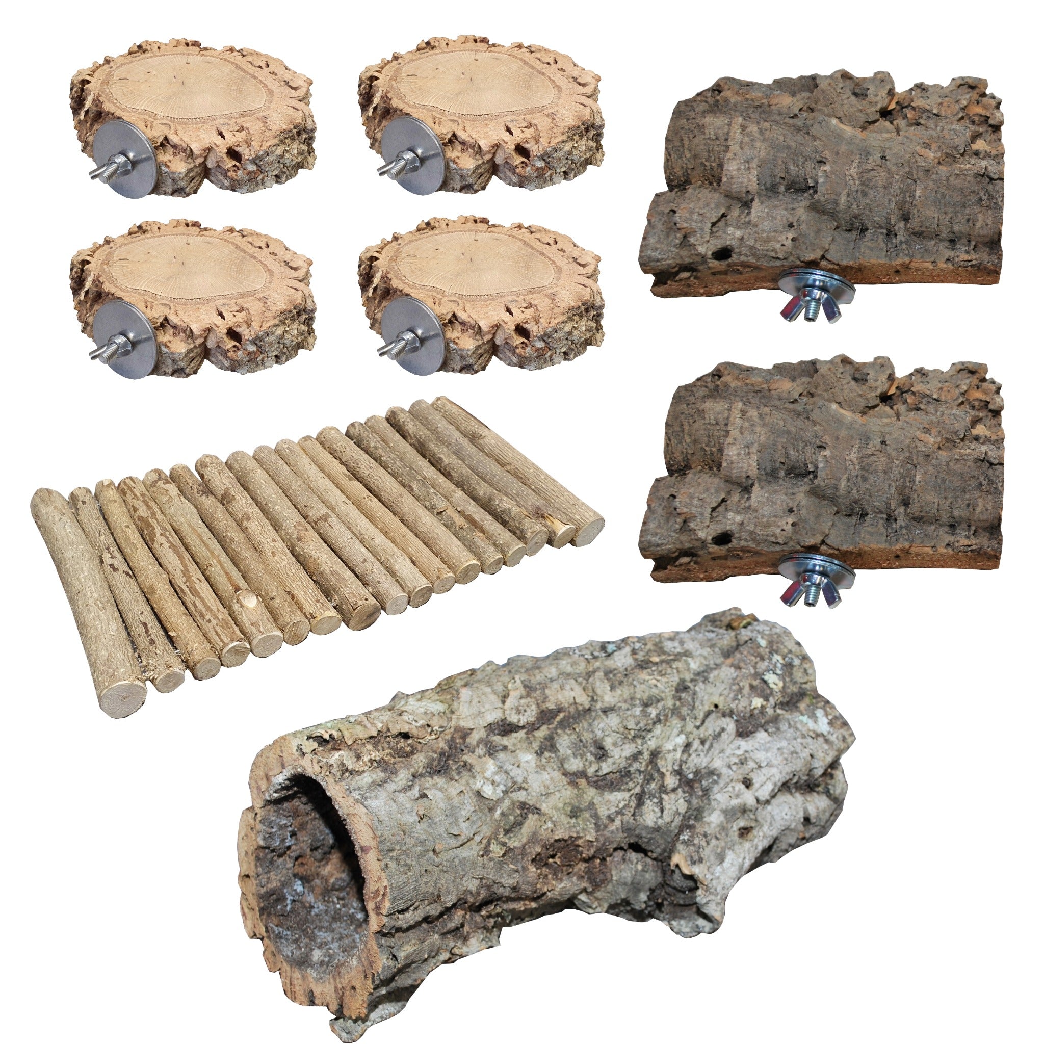 Das Bild zeigt verschiedene Produkte aus Naturmaterialien, wie Korkastsitzscheiben, Korksitzbretter, eine Weidenbrücke sowie eine mittelgroße Korkröhre. 